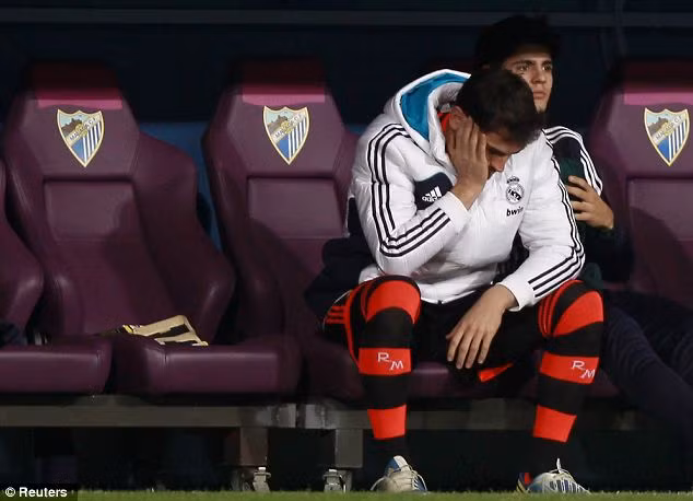 Hậu quả là huyền thoại của Real Madrid bị đẩy lên ghế dự bị và sau đó, đánh mất vị trí số 1 vào tay thủ thành Diego Lopez. Từ sau thời điểm này, sự nghiệp Casillas bắt đầu lụn bại và giờ đang lang bạt ở Porto.