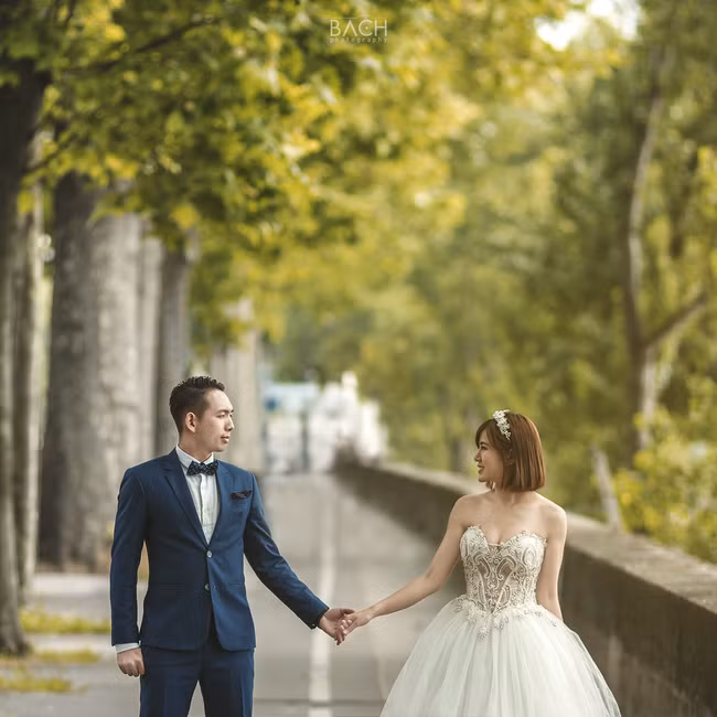 Theo tìm hiểu của cư dân mạng, chồng sắp cưới của Tú Linh là Long Hoàng, sinh năm 1988, sống tại Hà Nội. Long Hoàng đang làm việc trong ngành xây dựng.