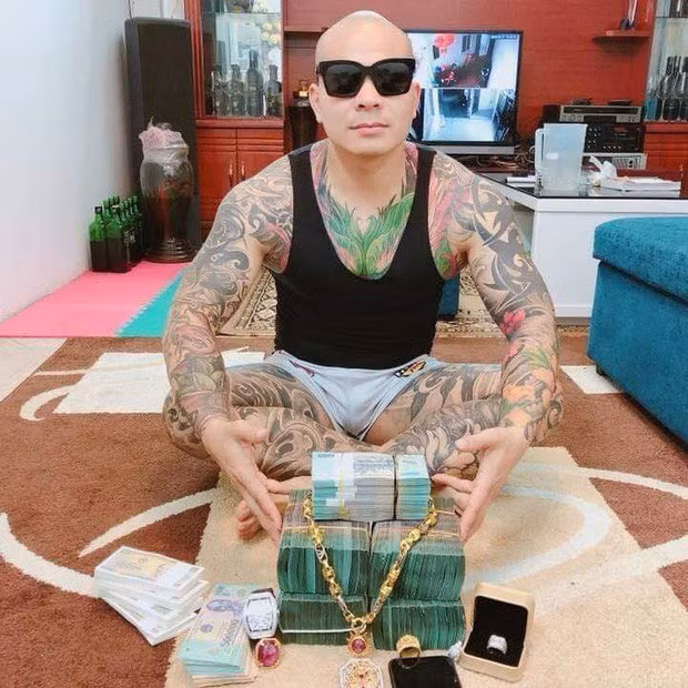 Trước Huấn Hoa Hồng ít ngày, một giang hồ mạng khác là Quang "Rambo" cũng bị công an "sờ gáy". Ngày 13/08, thông tin từ Phòng cảnh sát hình sự, Công an TP Hà Nội cho biết đã bắt giữ Đỗ Văn Quang (hay còn gọi là Quang "Rambo", 35 tuổi) cùng 4 đối tượng khác để điều tra về hành vi cưỡng đoạt tài sản.