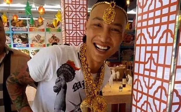 Mặc dù vừa bị bắt đi cai nghiện, tuy nhiên trong một video livestream trên Youtube trước đó không lâu, Huấn Hoa Hồng đã có những chia sẻ gây sốc về chất kích thích và ma túy. Theo đó, Huấn ngông cuồng tự nhận đã nhiều lần sử dụng các chất kích thích, tự gọi mình là "người chơi kích thích" (!?) và khoe khoang khoác lác rằng bản thân có tâm trí siêu mạnh nên có thể "điều khiển ma túy", thậm chí còn kiếm được tiền trong lúc chơi ma túy...