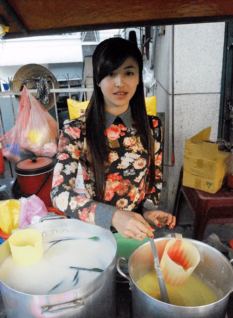 Cụ thể, trang Koreaboo.com có viết "Cô gái Việt Nam bán thức ăn đường phố vô cùng xinh đẹp khiến nhiều khách hàng muốn chụp ảnh cùng cô ấy" hay "Cô gái bán một món ăn rất thú vị với nhiều rau tươi trộn lại, nhưng thực khách có vẻ quan tâm đến nhan sắc của cô hơn là món ăn".