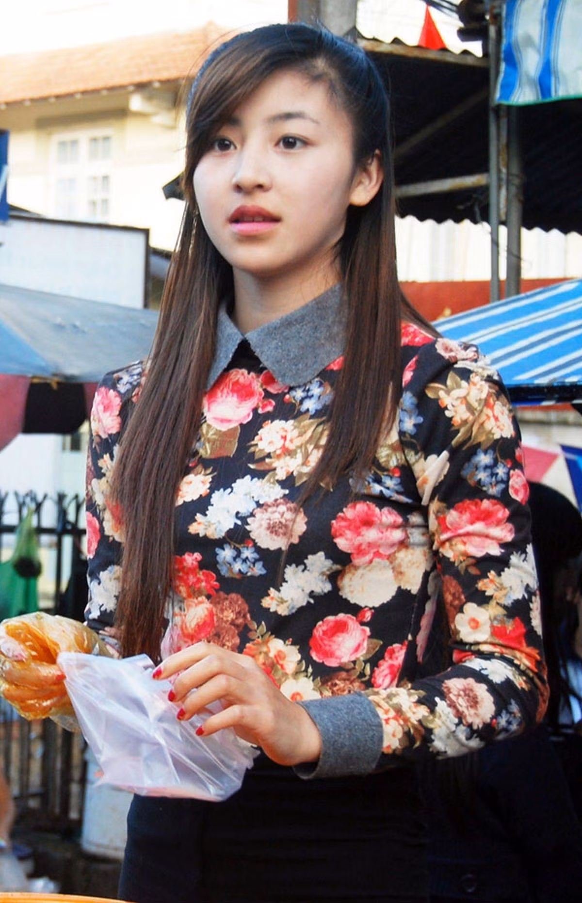 Năm 2013, cái tên Lưu Hoài Bảo Chi (My Sữa) hay hot girl bánh tráng trộn Đà Lạt được nhắc tới rất nhiều trong cộng đồng mạng nhờ nhan sắc xinh đẹp và duyên dáng. Sau 4 năm im tiếng, mới đây cô nàng này bất ngờ được báo chí Hàn Quốc nhắc tới như một hình tượng đẹp cho những cô gái bán hàng rong.
