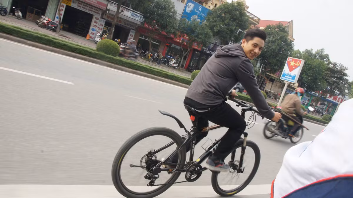Theo nhiều các fan nữ nhận xét, Ngọc Giao sở hữu vẻ đẹp khôi ngô và có chút gì đó ngồ ngộ giống các diễn viên sao Hoa ngữ và điểm thu hút các chàng trai đang học trường Đại học Luật Hà Nội này trong clip chính là sự bẽn lẽn và nụ cười mỉm dễ thương.