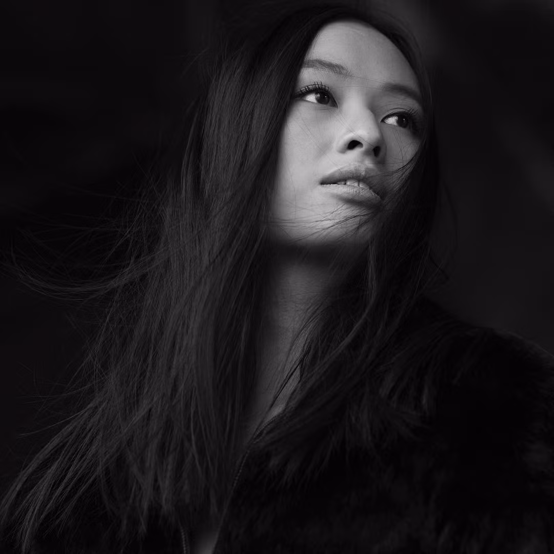 Trần Lãng Khê sinh năm 1997, sinh ra và lớn lên tại Pháp. Cô nàng là "con gái rượu" của đạo diễn Trần Anh Hùng và nữ diễn viên Trần Nữ Yên Khê.