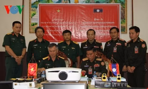 Đại tá Hoàng Văn Vũ và Đại tá Thoongchan Vannasi ký kết bàn giao.