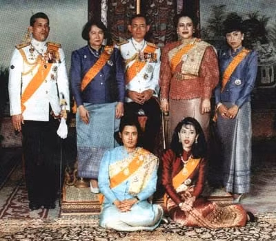Thái Lan là đất nước theo chế độ quân chủ. Chính vì vậy, họ rất coi trọng hoàng thất của họ. Nên khi đi du lịch tới đất nước Chùa Vàng, các du khách nên lưu ý không được phép chế nhạo hoàng gia Thái Lan. Nếu bạn nhỡ lời thì sẽ phải đối mặt với mức án từ 7 đến 10 năm tù giam.