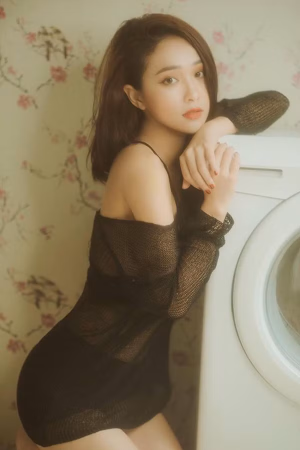 Quỳnh đang là gương mặt người mẫu ảnh được nhiều cửa hàng thời trang tại Hà Nội săn đón. Ngoài giờ học trên lớp, cô nàng còn nhận lời tham gia diễn xuất trong nhiều MV ca nhạc, quảng cáo, phim ngắn hay phim hài Tết,