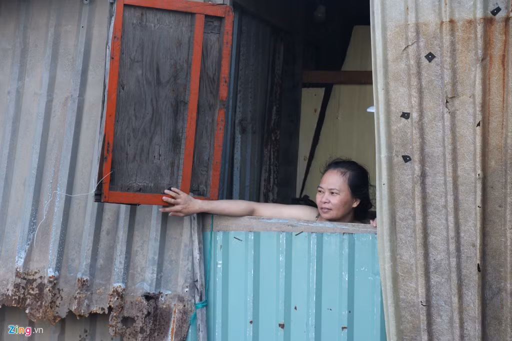 Gia đình bà Đỗ Hương Thúy Hằng (ngụ phường Hải Cảng) có 8 người sống chen chúc trong căn lều chật hẹp. "Không gian hạn chế nên vợ chồng tôi ngăn làm đôi làm phòng khách và gian bếp, góc nhỏ làm phòng tắm. Đêm về, tất cả thành viên gia đình ngủ trên sàn nhà", bà Hằng bộc bạch.
