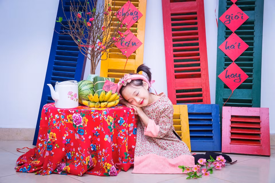 Sau khi được phát hiện bởi bộ ảnh đời thường khá xinh xắn và có nhiều nét tương đồng với ngôi sao là Châu Tấn thì mới đây, "tiểu Châu Tấn phiên bản Việt" đã tung ra bộ ảnh tết cổ truyền với bộ ảnh áo dài cách tân chào mừng năm mới 2016.