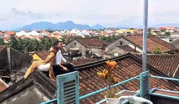 Còn trên MXH, nhiều dân mạng đưa ra ý kiến rằng, việc chụp ảnh cưới trên mái nhà ở Hội An là hành vi phản cảm, xâm hại đến di sản, vi phạm quy chế quản lý, bảo tồn, sử dụng di tích khu phố cổ Hội An. Chưa kể, việc làm này rất nguy hiểm cho người chụp, ảnh hưởng đến an toàn cho các ngôi nhà cổ.