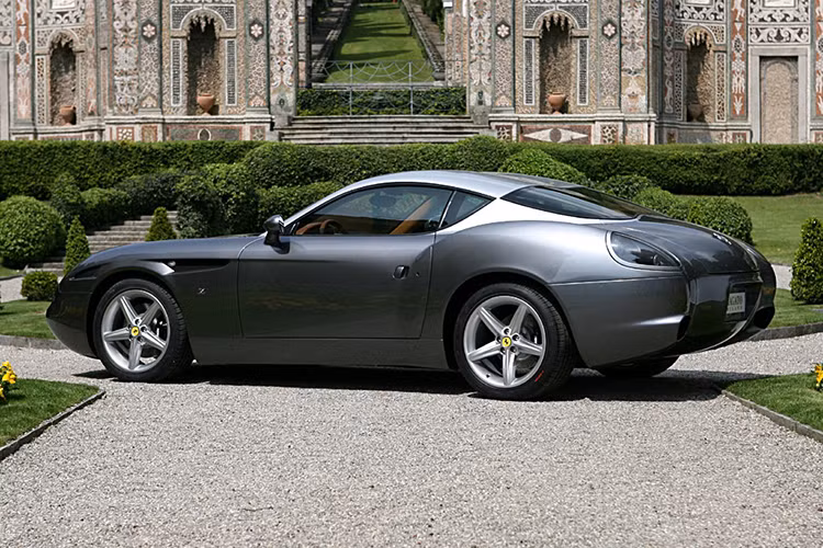 Siêu xe Ferrari 575 GTZ được phát triển trên cơ sở Ferrari 575 và chia sẻ hầu hết thành phần chính với chiếc xe này. Động cơ V12 5.7 lít sản sinh công suất 508 mã lực, giúp xe tăng tốc từ 0-100km/h trong 4,2 giây và đạt tốc độ tối đa 325km/h.