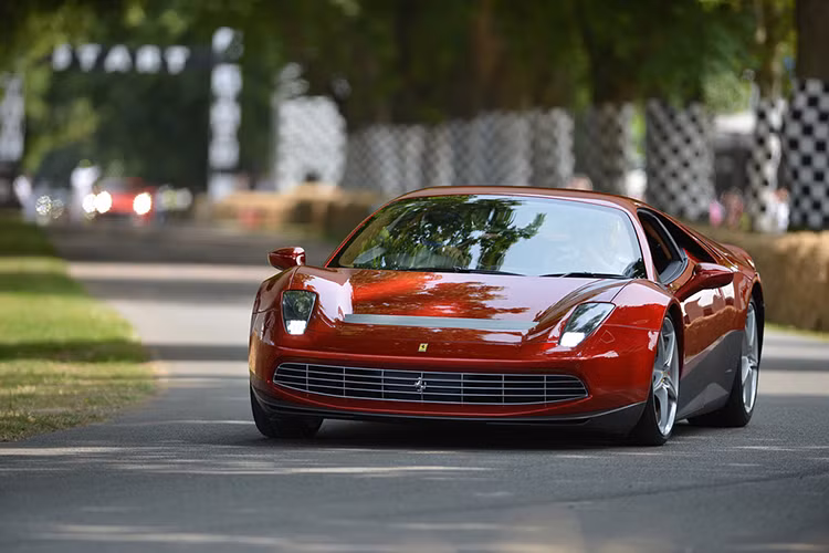 “SP” là từ viết tắt của Special Project và “EC” là viết tắt của Eric Clapton. Pininfarina và Ferrari chỉ nâng cấp một vài chi tiết bên ngoài như hạ thấp thân xe, tông màu đỏ/đen, cánh gió cố định ở phía sau… Toàn bộ khung gầm, động cơ và các chi tiết còn lại đều lấy từ 458 Italia.