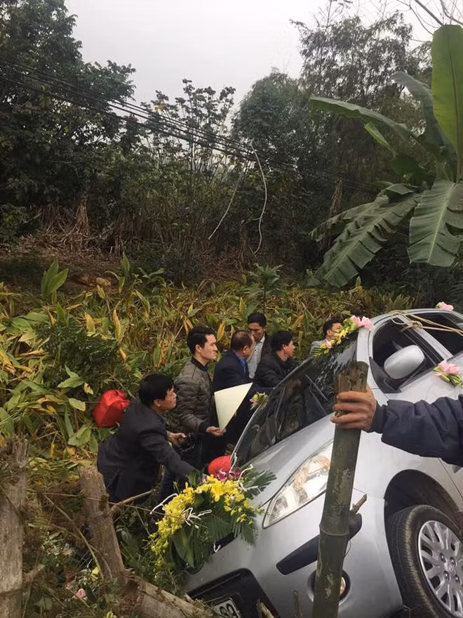 Ngay sau sự cố xảy ra, họ hàng hai bên đã nhanh tay xuống giải cứu cô dâu, chú rể. Cặp đôi này được đưa ra khỏi xe và may mắn, không ai bị thương quá nặng.