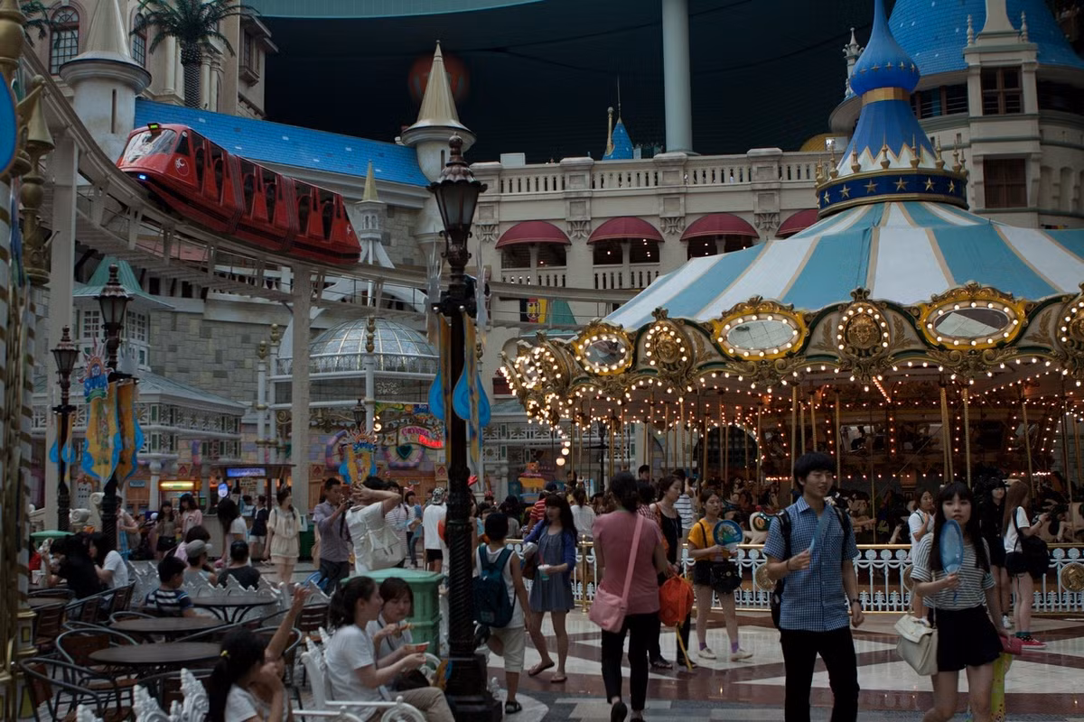 Địa điểm tiếp theo khi đến du lịch xứ sở Kim Chi vào mùa Giáng Sinh đó là công viên giải trí Lotte World. Nơi đây tập hợp rất nhiều địa điểm tham quan thú vị với nhiều trò chơi lý thú.