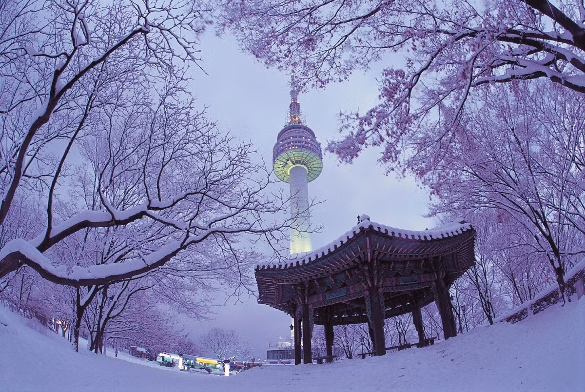 Thú vị hơn trong mùa đông khi đến với điểm cao Namsan, bạn có thể phóng tầm mắt để nhìn toàn bộ Seoul mùa đông với hình hài mới khi được trang hoàng lung linh màu sắc.