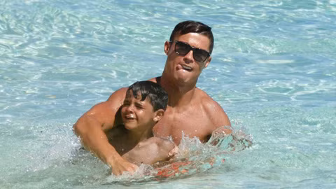 Để quên đi một năm trắng tay với Real Madrid tại mùa giải 2014/2015, cùng với đó là xóa đi hình bóng của cô bạn gái là Irina Shayk, Cristiano Ronaldo đã quay về bên cậu con trai Cristiano Jr.