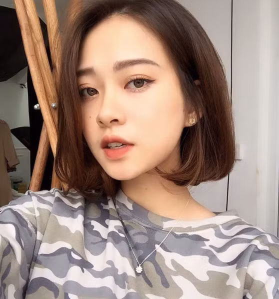 Trương Hoàng Mai Anh được xem là cái tên đắt show chụp ảnh nhất tại Hà Nội cho các shop thời trang nhờ ngoại hình cân đối cùng gương mặt khá xinh xắn. Chưa dừng lại ở đó, cô gái Việt này còn là gương mặt "làm loạn" MXH Instagram với nhan sắc và guu thời trang khá ấn tượng.