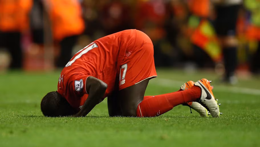 Dính án phạt từ FIFA và CLB Liverpool, Mamadou Sakho chỉ được BLĐ CLB Thành phố cảng trả cho 75.000 bảng/ tuần để dự khán các trận đấu của đội nhà từ trên khán đài.
