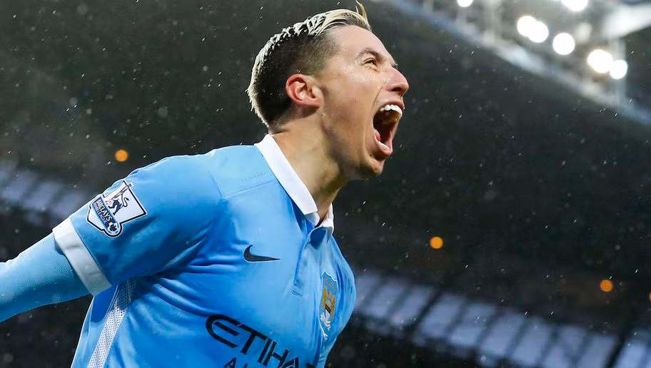 Rơi vào hoàn cảnh giống Yaya Toure là tiền vệ người Pháp - Samir Nasri. Cầu thủ này được Man City chi trả cho số tiền 120.000 bảng/ tuần với chỉ một công việc đó là "nói chuyện" với ghế dự bị.