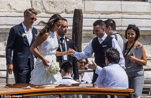 Được biết, Schweinsteiger sau khi rời khỏi Euro đã ngay lập tức đáp máy bay tới Venice để chuẩn bị cho lễ cưới của mình. Mọi thứ được cặp đôi này chuẩn bị rất nhanh và đơn giản. 