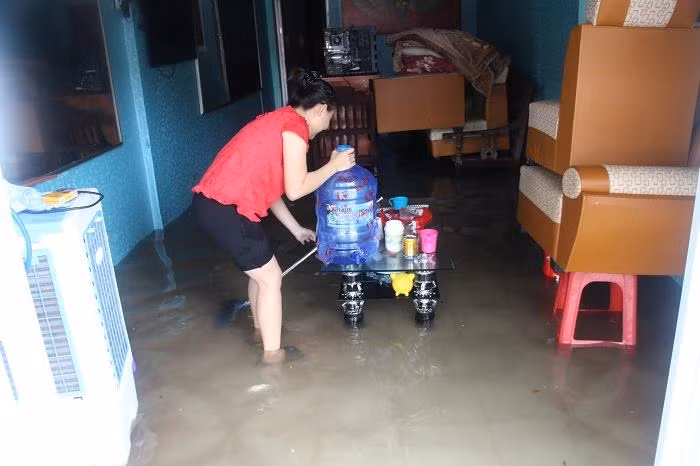 Nước tràn vào nhà dân ở khu vực phường Bắc Hà, người dân phải kê đồ đạc lên cao