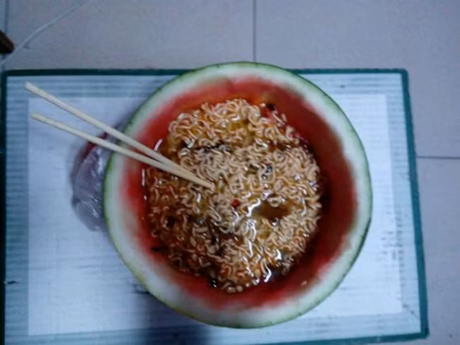Để đổi phong cách ăn mì nhàm chán hay cốc, các cư dân mạng đã chọn vỏ dưa hấu để giảm độ nóng của mì cũng như thêm vị hoa quả.