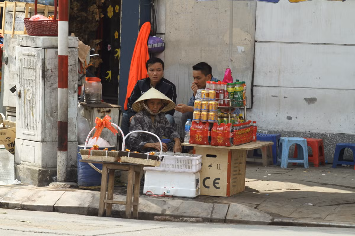 Một người dân bán hàng trà đá bên đường Tôn Đức Thắng.