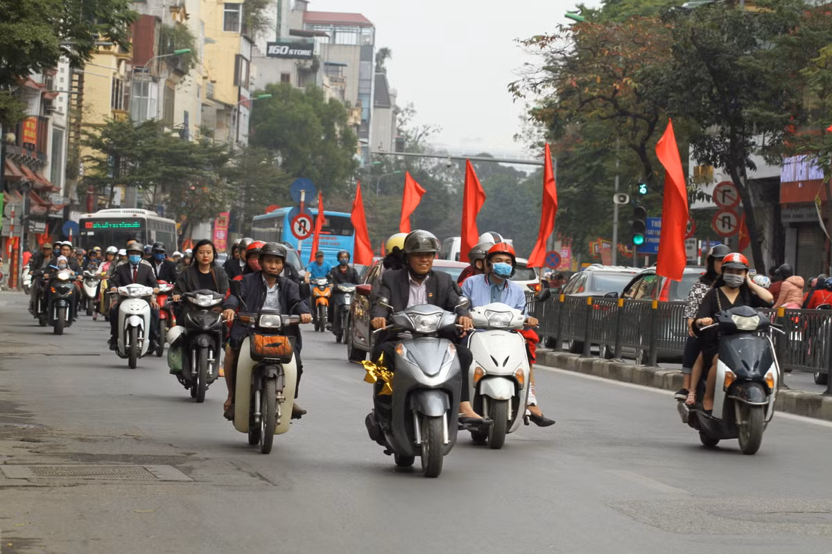 Trên các con đường như Tôn Đức Thắng, Nguyễn Thái Học và quanh khu Văn Miếu dòng người đi du xuân khá tấp nập.
