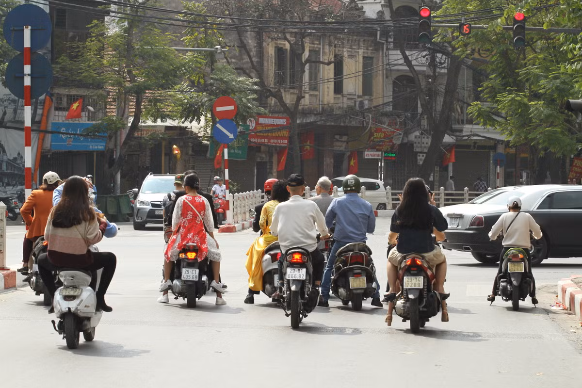 Hình ảnh được phóng viên ghi lại tại ngã tư Hàng Bông, Cửa Nam.