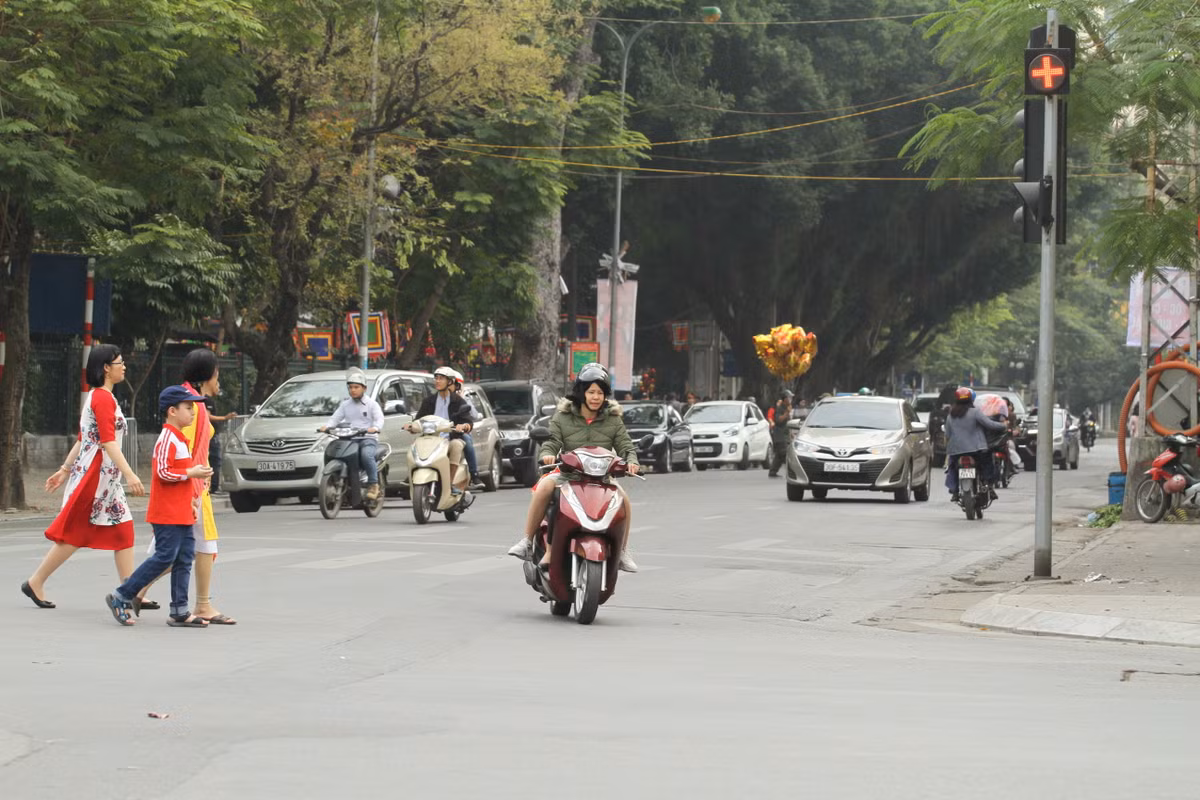 Con đường Quốc Tử Giám ô tô được gửi để vào thăm Văn Miếu ngày mùng 1 Tết Kỷ Hợi.