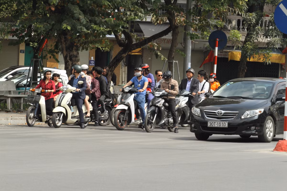 Đường phố đông đúc trở lại khi người dân bắt đầu đổ ra đường đi chúc Tết người thân.