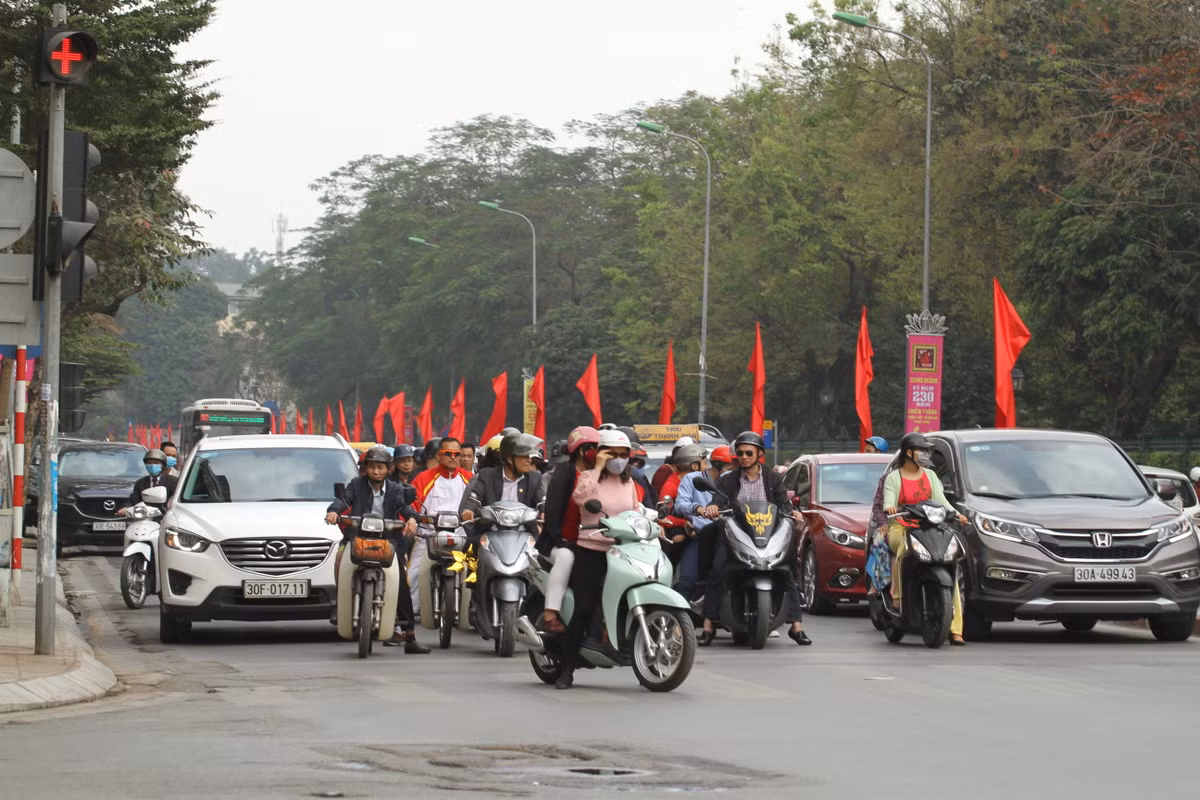 So với mọi năm, người dân ra đường có phần đông hơn.