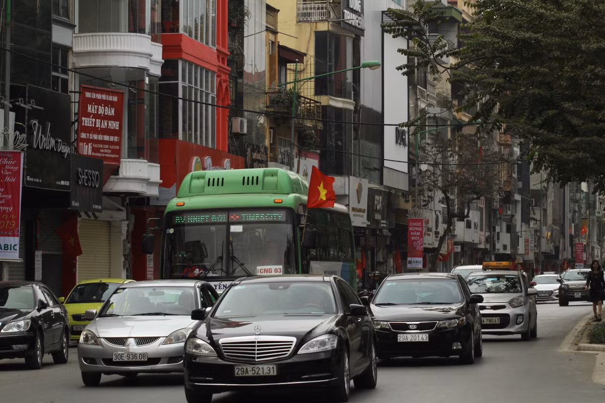 Hàng dài ô tô trên phố Kim Mã.