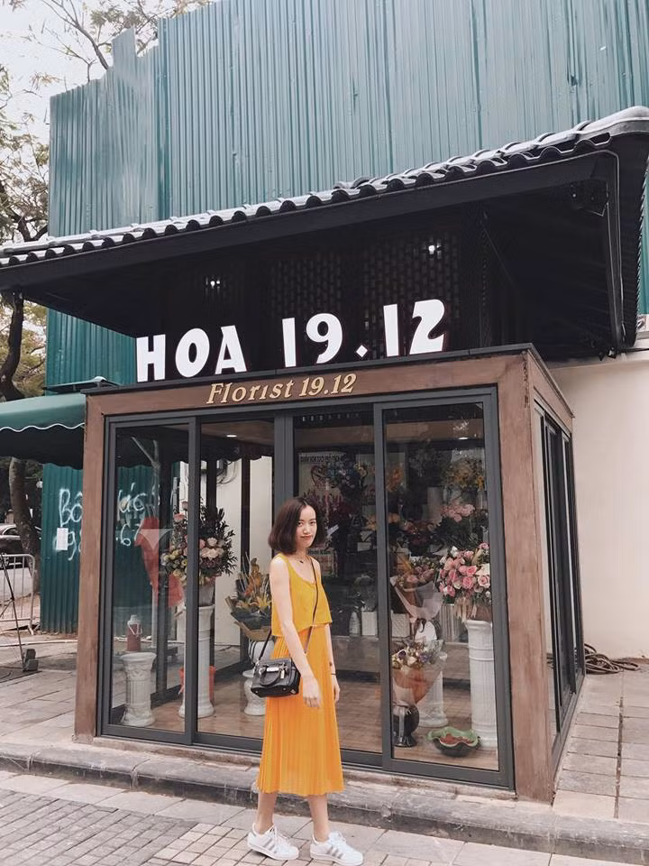 Phố sách 19/12 là một con phố ngắn nằm cạnh Tòa án Nhân dân Hà Nội, một đầu thông ra phố Lý Thường Kiệt, đầu kia thông ra phố Hai Bà Trưng. Đây là một con phố khá đặc biệt khi không có căn nhà nào mở cửa hướng ra đường, mà lại được tận dụng làm bãi đỗ xe. Những tưởng phố 19/12 sẽ giữ mãi dáng vẻ ấy nhưng từ ngày 1/5 mới đây, nó đã lột xác trở thành phố sách khang trang đầu tiên ở Hà Nội.