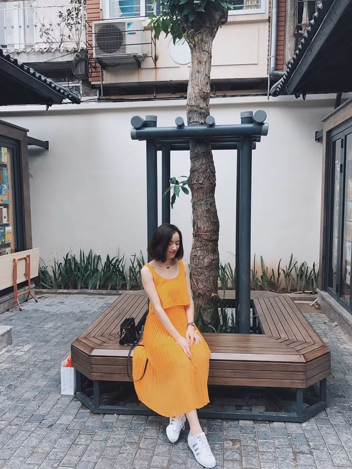 Tông màu nâu chủ đạo khiến người đến tham quan cảm nhận được sự dễ chịu và gần gũi cùng con đường lát đá sạch sẽ, thoáng rộng có lẽ sẽ chỉ hơi ùn tắc một chút vào cuối tuần hoặc dịp giảm giá thì phố sách được ví như background chẳng kém cạnh gì khung cảnh trời Âu giữa lòng Hà Nội.