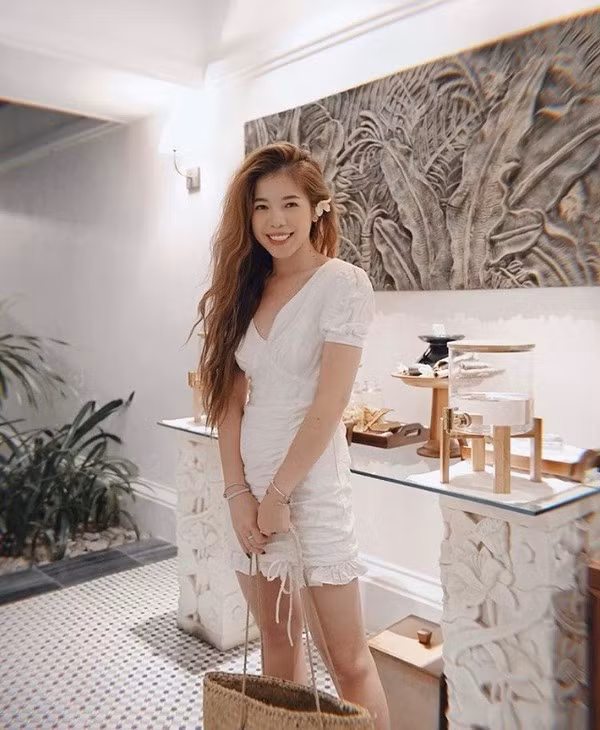 Trải qua 4 năm hoạt động với nhiều thành tích đáng nể, mới đây, Changmakeup đã tự hào khi khoe chiếc nút vàng Youtube công nhận sự phát triển trang cá nhân của mình.