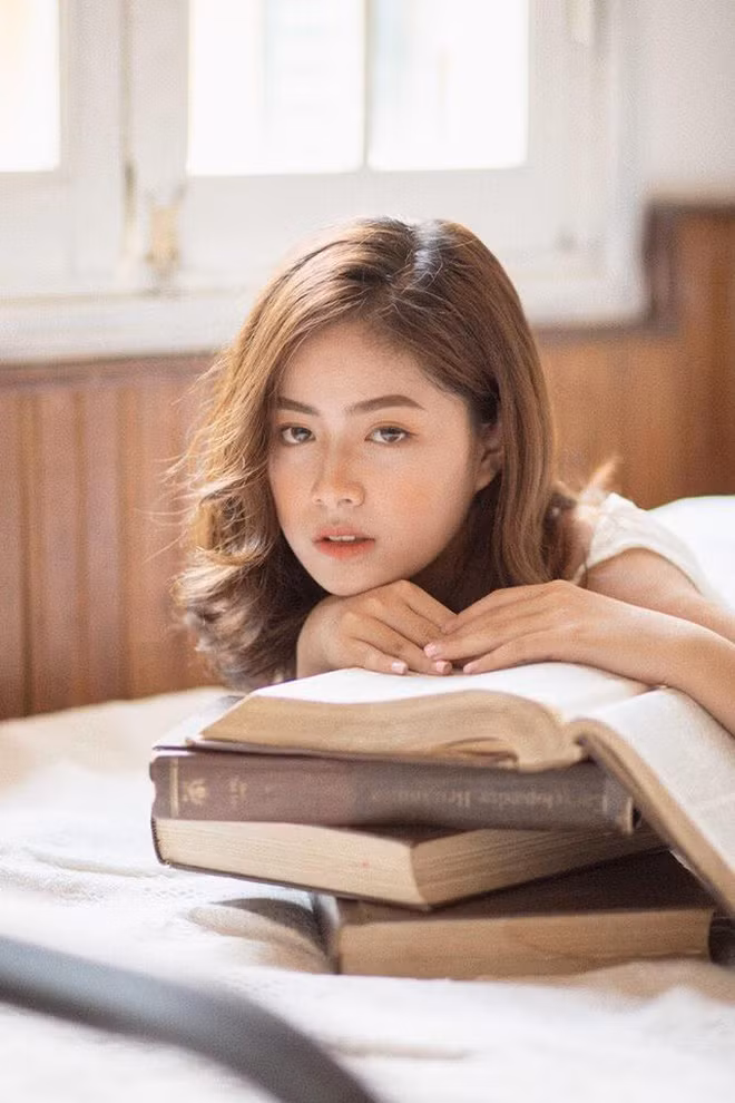 Ngoài giờ học, cô làm mẫu ảnh cho nhiều shop thời trang ở Hà Nội. Vì thích chụp ảnh, cô gái Hải Phòng đi theo nhiều ekip chụp hình rồi may mắn được mọi người mời về làm mẫu thử.
