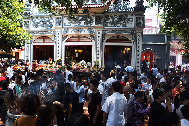 Sáng 6/2 (tức mùng 2 Tết Kỷ Hợi), hàng nghìn người đổ về khu vực phủ Tây Hồ đi lễ đầu năm khiến các tuyến đường tại đây rơi vào cảnh ùn tắc giao thông.