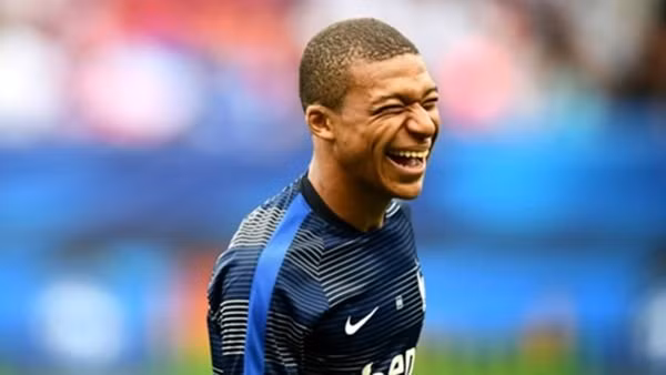 PSG né công bằng kích bom tấn: Theo thông tin chuyển nhượng bóng đá mới nhất từ báo chí Pháp, sau nhiều ngày chờ đợi Kylian Mbappe đã chính thức chuyển đến khoác áo PSG dưới dạng cho mượn 1 năm (không tốn phí), kèm điều khoản mua đứt với giá 180 triệu euro trong kỳ chuyển nhượng mùa Hè năm sau. Như vậy, PSG chưa tốn một xu nào để sở hữu chữ ký của Mbappe. Ảnh: Goal