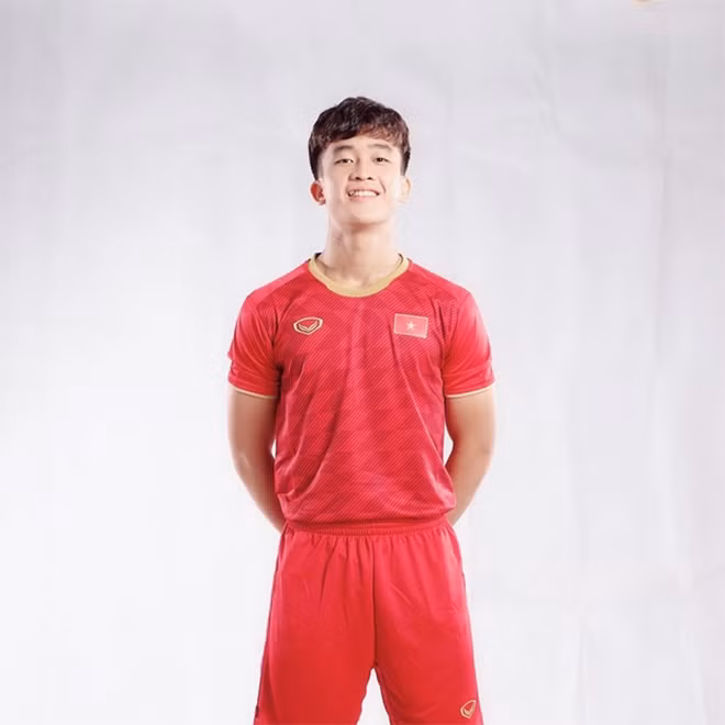 Trần Danh Trung là chàng hotboy điển trai trong dàn cầu thủ U23 Việt Nam mới được HLV Park Hang-seo gọi để chuẩn bị cho VCK U23 châu Á diễn ra vào tháng 1/2020.