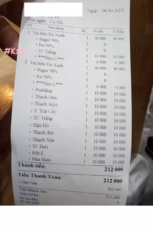 Mới đây trên mạng xã hội xuất hiện ảnh chụp những tờ hóa đơn trà sữa dài dằng dặc và ngay lập tức lại làm "dậy sóng" cộng đồng mạng. Đó là cốc trà sữa "hổ lốn" với đủ các loại topping khác nhau, hay thuật ngữ chuyên môn của giới trẻ nghiện trà sữa gọi là "full topping".