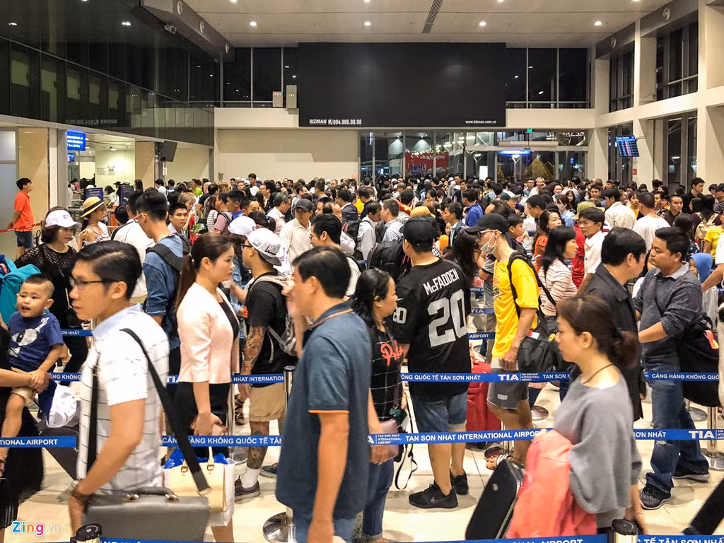 4h sáng ngày 28/4, tại khu vực ga đi quốc nội, sân bay Tân Sơn Nhất (TP.HCM), hàng nghìn người ùn ùn đổ về đây để đi nghỉ lễ.