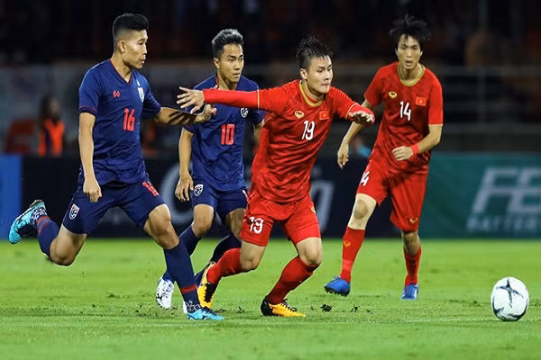 Đồng cảnh ngộ với Chanathip là Quang Hải bên phía đội tuyển Việt Nam. Lường trước được sự nguy hiểm của cầu thủ mang áo số 19, HLV Nishino chỉ đạo các học trò vây giáp chặt và không cho Hải "con" qua người dễ dàng. Ảnh: Bongdaplus