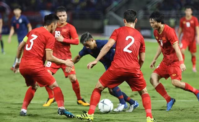 Chanathip là cầu thủ được quan tâm nhất bên phía Thái Lan. Mỗi lần "Messi Thái" có bóng thì xung quanh anh ít nhất có 2-3 bóng áo đỏ ập vào áp sát. Ảnh: Zing