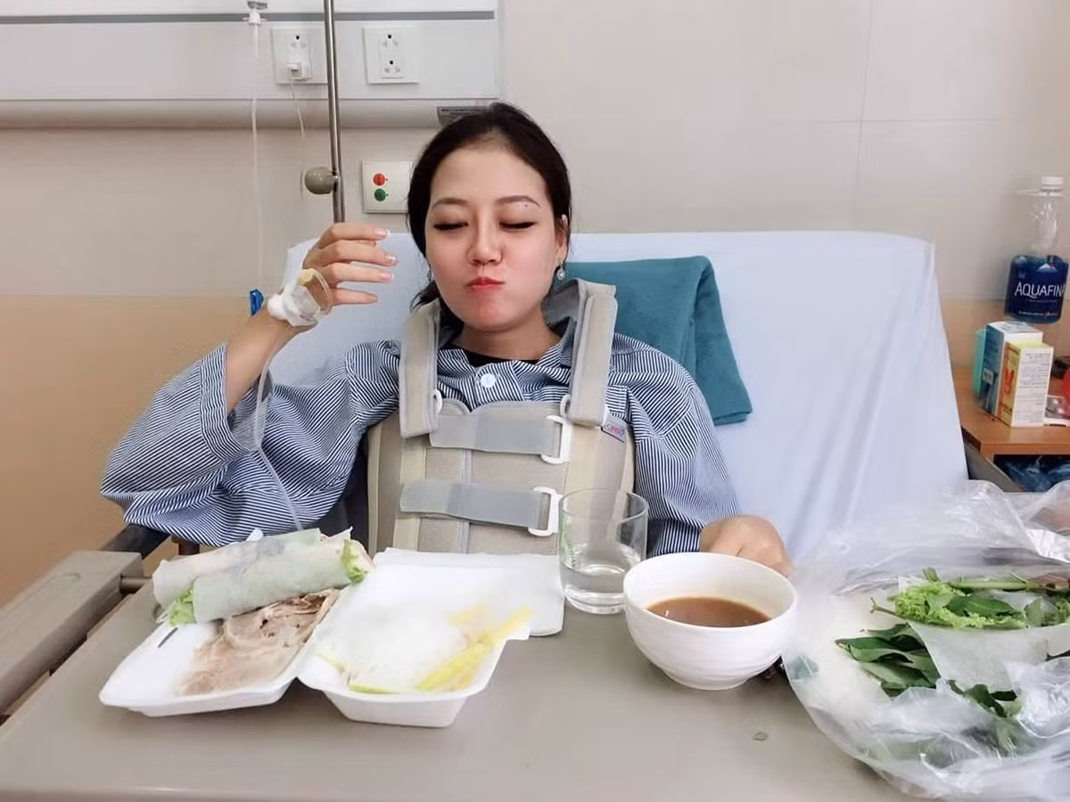 Nguyên văn bài viết gây chú ý cộng đồng mạng của cô gái trẻ: "Tao buồn quá chúng mày ạ. Liệu còn đứa nào số "mực đen Thiên Long hơn tao nữa không? Cái lý do mà khiến tao đang phải nằm nhìn ngày dài dần trôi ở cái nơi khỉ gió này là tao HO.Tao bị ho chúng mày ạ. Đang đứng tự nhiên ho 1 phát sụn lưng nghe "cục" 1 cái đau muốn són ra quần thế là nằm xuống khỏi dậy. Đau quá vào viện chụp phim, city cắt lớp đủ các thể loại thì kết luận vỡ đốt sống lưng. Ai cũng hỏi sao mà vỡ tao nói là do ho mà không ai tin tao, ai cũng mồm chữ A mặt chữ bát. Giờ tao phải nằm 1 chỗ vì bác sĩ nói nếu đi dây thần kinh bị đè vào là sẽ liệt chân.....".
