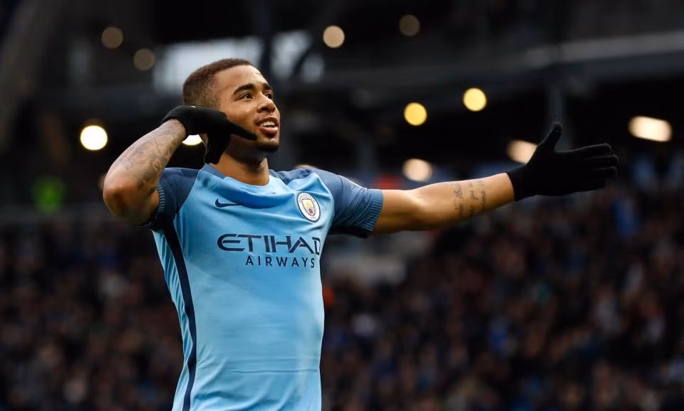 Man City gây sốc khi nâng lương "bèo" cho Gabriel Jesus: Chưa đầy một năm sau khi tới Ngoại hạng Anh, Gabriel Jesus đã được Man City đề nghị ký vào hợp đồng mới với mức lương cao hơn mức cũ. Nhưng con số đó không phải là mức lương 150.000 bảng/tuần như đồn đoán trước đó, thực tế Man City đang soạn thảo một bản hợp đồng mới với mức lương 100.000 bảng/tuần cho cầu thủ.