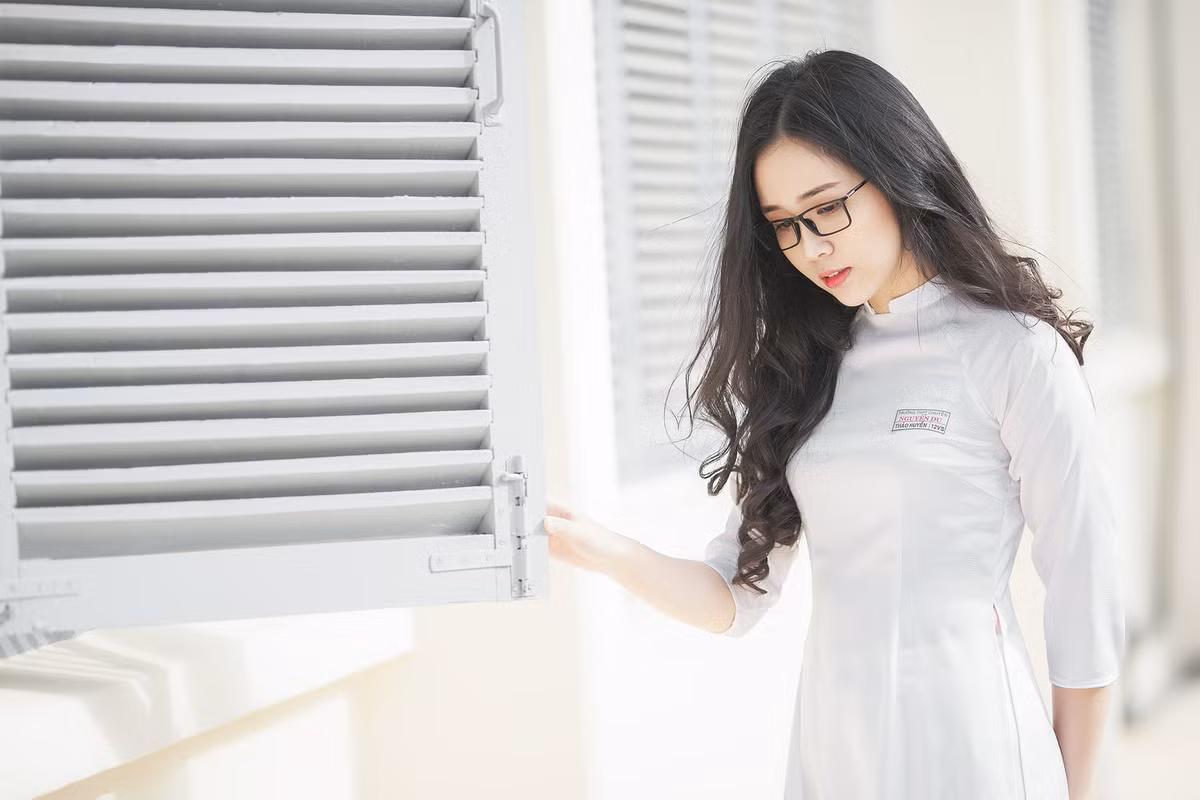 Sau khi được chia sẻ trên một diễn đàn nhiếp ảnh, bộ ảnh của nữ sinh 2000 Thảo Huyền đã thu hút hơn 5,200 like và hàng trăm lượt bình luận. Tất cả mọi dân mạng đều phải công nhận rằng, nét đẹp của cô bạn này là hiếm có và trong bộ áo dài trắng, Huyền trở nên tinh khôi đến toàn vẹn.