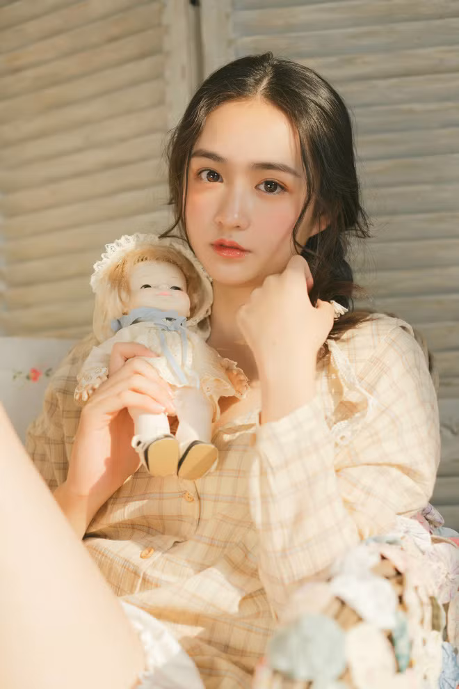 Nhiều dân mạng còn cho rằng: "Khuôn mặt của Thu Thu chẳng khác gì những cô búp bê mà ngày bé chúng ta hay chơi và đó là nhan sắc "chuẩn không cần chỉnh".