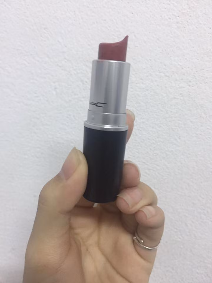 "Đánh son là một nghệ thuật, và các thím giống như nghệ sĩ điêu khắc vậy" - nickname Phuong Nguyen tếu táo chia sẻ.