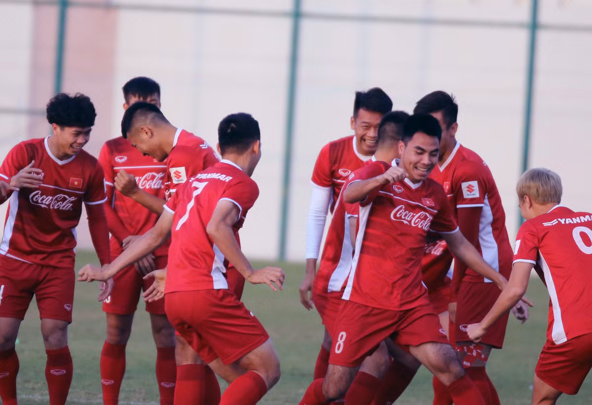 Màn tỉ thí sức tì đè của các cầu thủ đội tuyển Việt Nam trong buổi tập đầu tiên tại Qatar.